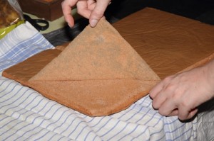 removing parchment from the cake, photo by LdV