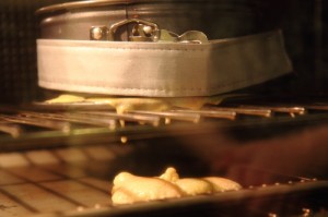 lemon pound cake leaking from the cake pan, photo by Laurens de Vries of www.laurens.com
