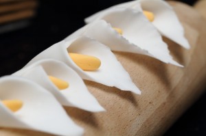 fondant calla lilies cake decoration photo by Laurens de Vries www.laurens.com