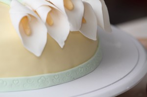 Spring / Easter cake with fondant calla lilies, photo by LdV