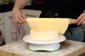 covering cake with fondant (photo by LdV)