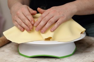 covering cake with fondant (photo by LdV)