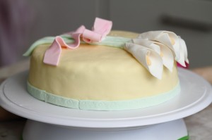 finished fondant decorated spring / easter cake (photo by LdV)