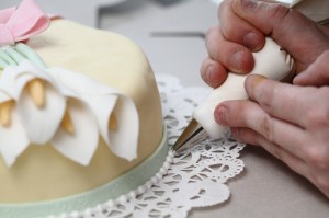 piping royal icing on cake (photo by LdV)