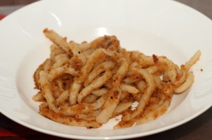 a dish full of pici with breadcrumbs (pici con le briciole)