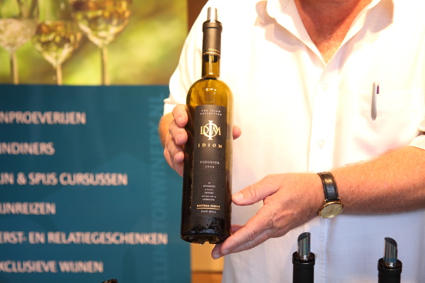 Idiom vineyards letting me taste their Viognier at Taste of Amsterdam